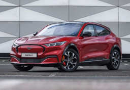 Miliki Fitur Heat Pump, Harga Ford Mustang Mach-E 2025 Lebih Terjangkau