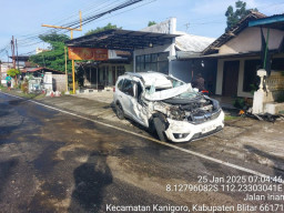 Adu Banteng antara Truk dan Sedan BRV, Dua Penumpang Alami Luka Serius