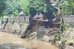 Was-was, Plengsengan Kali Welang Ambrol 20 Meter Tergerus Arus Sungai