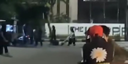 Diduga Selingkuhan Suami, Seorang Wanita Ditelanjangi