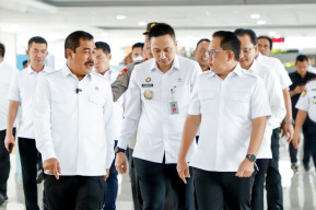 Pj Gubernur - Menteri Imigrasi dan Permasyarakatan Tinjau Uji Coba Autogate di T2 Bandara Juanda