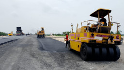 Pengaspalan Masih Berlangsung, Pengerjaan Proyek JLU di Lamongan Akhirnya Molor