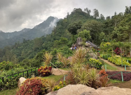 Wisata Watu Tumpuk Madiun, Tawarkan Panorama Pegunungan yang Hijau