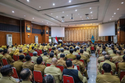 Wali Kota Eri Minta Camat hingga Kepala PD Selesaikan Update Data Warga Miskin