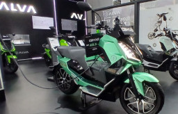 Fokus di Mobilitas Perkotaan, Alva Hadirkan Motor Listrik Performa Tinggi