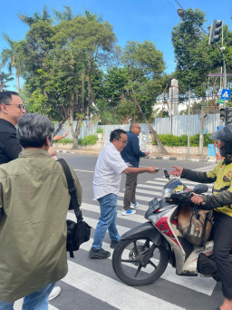 Ucapkan Selamat Atas Dilantiknya Eri-Armuji, Fraksi PSI DPRD Surabaya Bagikan Ratusan Gembok