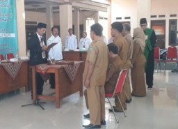 Pergantian SOTK, Kades Ketimang Lantik Lima Perangkat Desa
