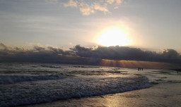 Pantai Paseban Kencong saat Senja, Indahnya Pikat Para Wisatawan