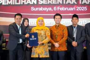 KPU Tetapkan Khofifah-Emil Sebagai Gubernur dan Wakil Gubernur Jatim Terpilih