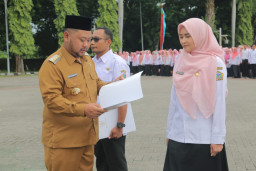 Bupati Gresik Serahkan SK Penyesuaian Tunjangan Jabatan Fungsional PPPK
