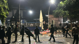 Massa Lempar Molotov dan Petasan di Depan Gedung DPRD Kota Kediri Saat Aksi Demo Tolak UU TNI
