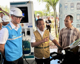 Kunjungi SPKLU di Banten, Menteri ESDM Apresiasi Kesiapan PLN Sambut Mudik Lebaran 2025