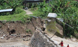 Diterjang Banjir, Dinas PU Bojonegoro Bangun Jembatan Darurat di Gondang