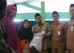 DKP Probolinggo Salurkan Bantuan Beras Warga Miskin di Wilayah P3KE