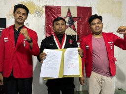 Baca juga : Tolak Dualisme Kepemimpinan, DPC GMNI Mojokerto Raya Serukan Kongres Persatuan