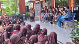 Promo Film Horor 'Desa Mati' di Sekolah Bung Karno Kecil, Artis Muda Aira Lubna Disambut Heboh Ratusan Siswa