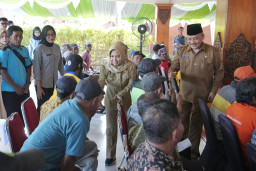 Terima Bantuan Uang Tunai Dari Wali Kota Ning Ita, Ratusan Tukang Becak Sumringah