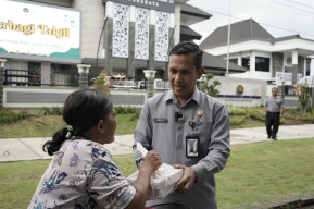 Bentuk Kepedulian, Kakanim Surabaya Bagikan Ratusan Takjil Gratis di Bulan Ramadhan