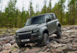 Performa Tangguh, Land Rover Defender Octa Siap Libas Berbagai Medan