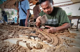 Bulan Ramadhan, Perajin Kaligrafi Kayu Jati Justru Ngeluh Sepi Pembeli