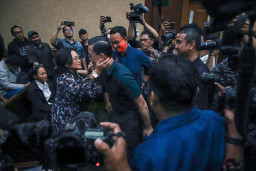 Tom Lembong, Peluk Istrinya Cukup Lama, Haru!