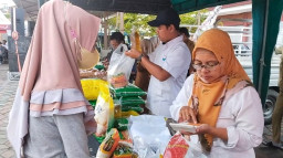 Jual Sembako Murah, Pasar Takjil Ketidur Mojokerto Ramai Diserbu Warga