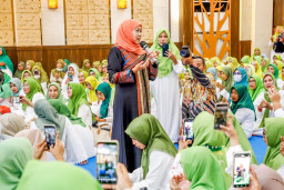 Gubernur Khofifah - Gubernur Sherly Kompak Apresiasi Program Sedekah 5 Ribu Telur Muslimat NU Malut