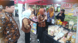 Kunjungi Pasar Takjil Ketidur, Wali Kota Ning Ita Borong Makanan dan Bagikan ke Warga