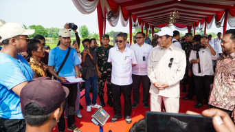 Panen Raya di Gresik, Mentan Amran Kawal Harga Gabah Sesuai HPP