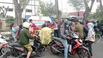 Aliansi Jurnalis Sidoarjo Berbagi Takjil di Bulan Ramadhan 1446 Hijriah