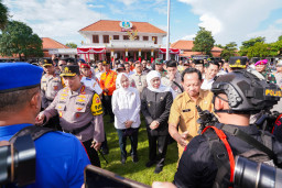 Gubernur Khofifah Ikuti Apel Gelar Pasukan Operasi Ketupat 2025 Yang Dipimpin KAPOLRI