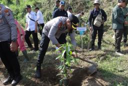 Polres Blitar Kota Tanam Ratusan Pohon di Aliran Kali Bladak