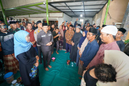 Gubernur Khofifah Takziah ke Rumah Korban Longsor Pacet-Cangar, Salurkan Santunan Rp100 Juta