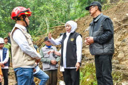Gubernur Khofifah Tinjau Lokasi Longsor Cangar-Pacet, Pastikan Normalisasi Sungai dan Pemasangan EWS