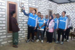 Peringati Hari Kartini, UIT JBM Bantu Warga Pamekasan Pasang Listrik Gratis