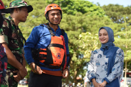 Mbak Vinanda Cek Personel Gabungan dan Potensi Bahaya Saat Flushing di Sungai Brantas Kota Kediri