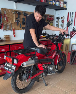 Hobi di Otomotif, Ariel Noah Ganti Knalpot Motor Bebek 'Honda CT125' Termahalnya