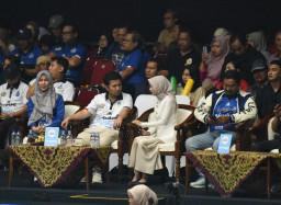 Mbak Wali Dampingi Wagub Jawa Timur Saksikan Lavani Hajar Bank SumselBabel di Proliga Final Four 2025