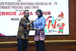 Wali Kota Kediri Vinanda Prameswati Terima Penghargaan “Tokoh Muda Pemberdaya Masyarakat” dari PWI Jatim