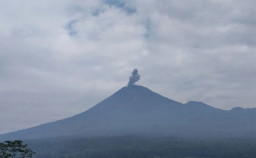 Kembali Erupsi ke-4 Kali, Gunung Semeru Muntahkan Abu Vulkanik 800 Meter
