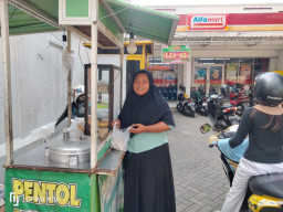 Potret Amalia Sukses Jual Pentol Kabul di Tenant Alfamart