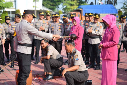 Abdi Tanpa Cela, Dua Anggota Polres Gresik Diganjar Naik Pangkat