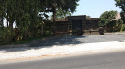 Baca juga : Pasca Digerebek, Bos Qnet Tobing Ditetapkan DPO dan Rumahnya Langsung Sepi