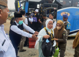 Bupati Trenggalek Lepas 359 JCH Menuju Asrama Haji Surabaya