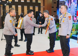 Polda Jatim Raih Tiga Penghargaan Bergengsi di Rakernis SDM Polri 2025
