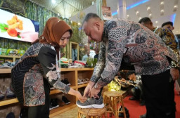 Bagikan Sepatu Gratis, Stan Pameran APEKSI Kota Mojokerto Dikerubuti Kepala Daerah