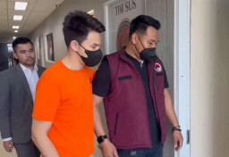 Artis Jonathan Frizzy, Jual Rokok Elektrik Rp3-4 Juta, Diancam Hukuman 12 Tahun