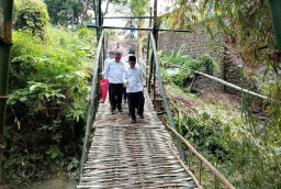 Jembatan Putus Total, Warga di Pasuruan Bangun Akses Darurat dari Bambu