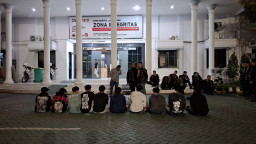 Polrestabes Surabaya Gagalkan Tawuran 10 Pemuda dan 8 Sajam Diamankan