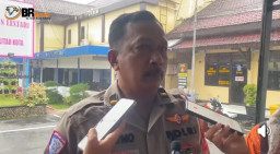 Gagal Menyalip, Pemotor Wanita Tewas Tertabrak Truk